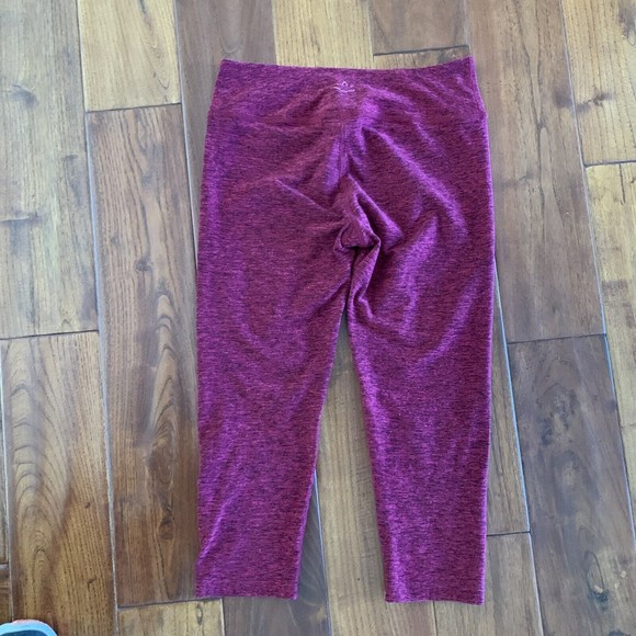 Beyond Yoga Capri Leggings Crimson Red Space Dye size M Cropped Athletic - Picture 9 of 10